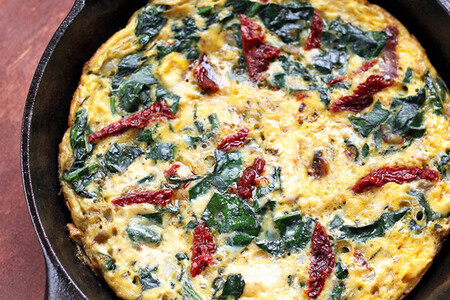 Frittata de espinacas y jitomates deshidratados. Receta fácil de comida vegetariana
