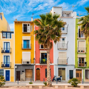 El pueblo pesquero del Mediterráneo con casas de colores y palmeras: parece la costa veneciana, pero sin turistas