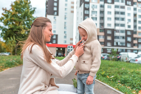 Ser niño en un mundo de prisas: por qué los adultos deberíamos bajar nuestro ritmo y respetar el de nuestros hijos