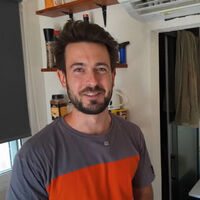 Emilio, de 28 años, vive solo en un contenedor marítimo en las montañas:"Solo necesito 10 o 20 euros al mes"