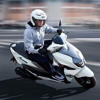 Japonés, fiable, y de aires deportivos: El Suzuki Avenis 125 es el nuevo scooter pintón por menos de 3.000 euros