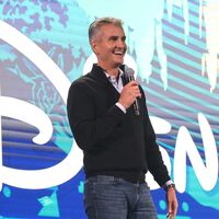 Disney tiene nuevo CEO. Bob Iger da el adiós anticipado un año antes de su jubilación y abre paso a un relevo más joven y con un sueldo estratosférico