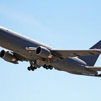 EEUU e Irán están jugando una partida inquietante: uno levanta defensas y el otro está llevando combustible aéreo a Europa