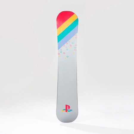Si sois aficionados al snowboard y a la primera PlayStation, esta tabla de snow os interesará