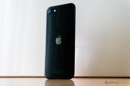 Hazte con el último smartphone de Apple por menos de 400 euros: iPhone SE (2020) de 64 GB de oferta en eBay con envío desde España