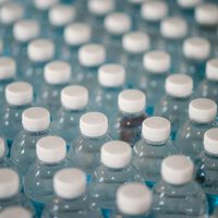 Microplásticos nas garrafinhas: um litro de água contém 240.000 fragmentos de plástico detectável 