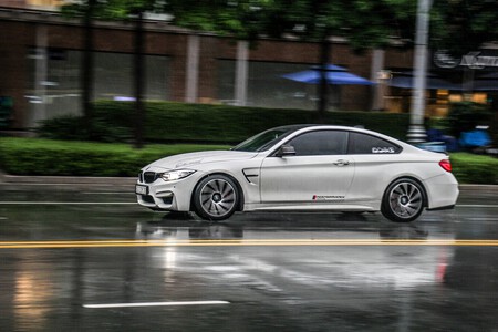Coche circulando con lluvia