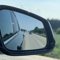 Cuidado con la última estafa. La nota del espejo del retrovisor roto te puede dejar sin dinero en el banco 