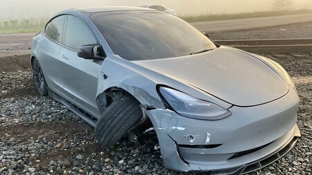 Tesla Model 3 tras ser atropellado por un tren
