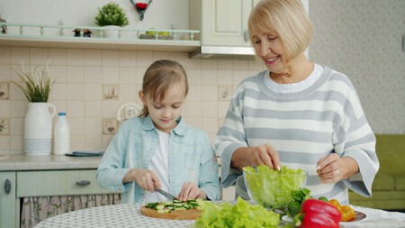 Alimentación, ejercicio y agua: conoce los hábitos que puedes empezar hoy para cuidar tu salud a futuro, según una experta en nutrición