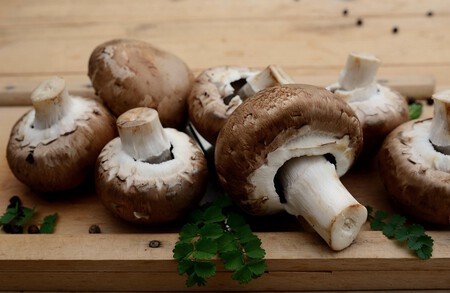 Cómo hacer espagueti blanco con tocino y champiñones, una receta cremosita y sin horno que queda deliciosa
