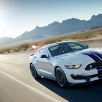 El Ford Mustang Shelby GT350 seguirá vivo, al menos otro año