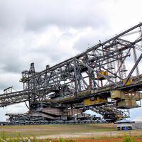 El vehículo más grande del mundo es grande como dos portaaviones: una tremenda mole de 500 metros con 760 ruedas