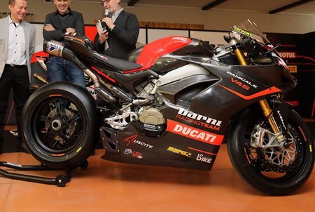 Esta es la primera Ducati Panigale V4 S de carreras del Barni Racing, ¡y tiene cuatro salidas de escape!