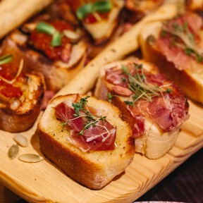 Elegante, desmontable y sofisticada: así es la bandeja de tres pisos ideal para servir los canapés en las comidas y cenas de Navidad