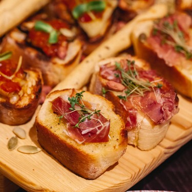 Para servir los canapés, turrones y postres en Navidad solo necesitamos esta cómoda y bonita bandeja de tres pisos