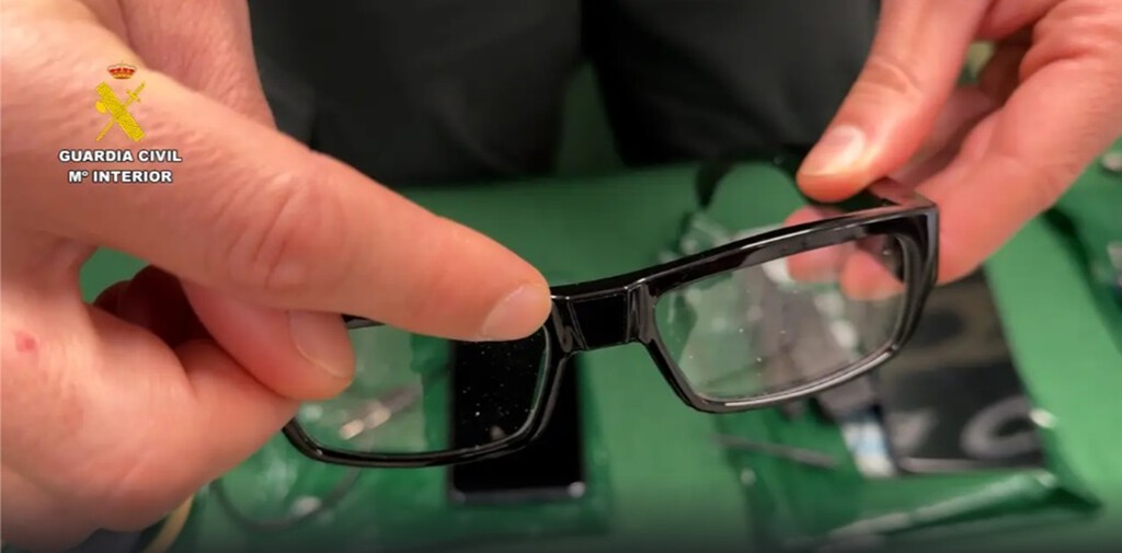 Estaba en pleno examen del carnet de conducir y le cazaron copiando a lo James Bond: con unas gafas inteligentes que han dejado a la Guardia Civil patidifusa