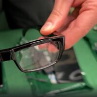 Estaba en pleno examen del carnet de conducir y le cazaron copiando a lo James Bond: con unas gafas que han dejado a la Guardia Civil patidifusa