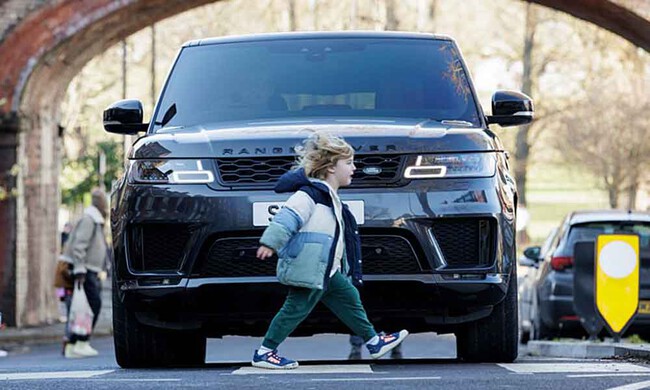 Range Rover niño peatón