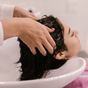 Los peluqueros y expertos en salud capilar coinciden: "La crema Nivea del bote azul es una gran aliada para cabellos secos, pero no para los grasos los cuales acumulan muchos residuos"