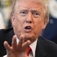 Donald Trump se pronuncia sobre la compra de Warner por parte de Netflix y asegura que es "problemática"