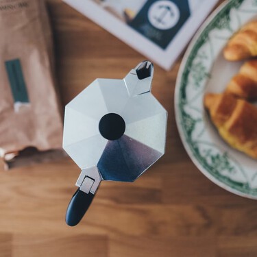 El truco de los baristas para hacer el café perfecto: por qué hay que dejar la tapa abierta en la cafetera italiana