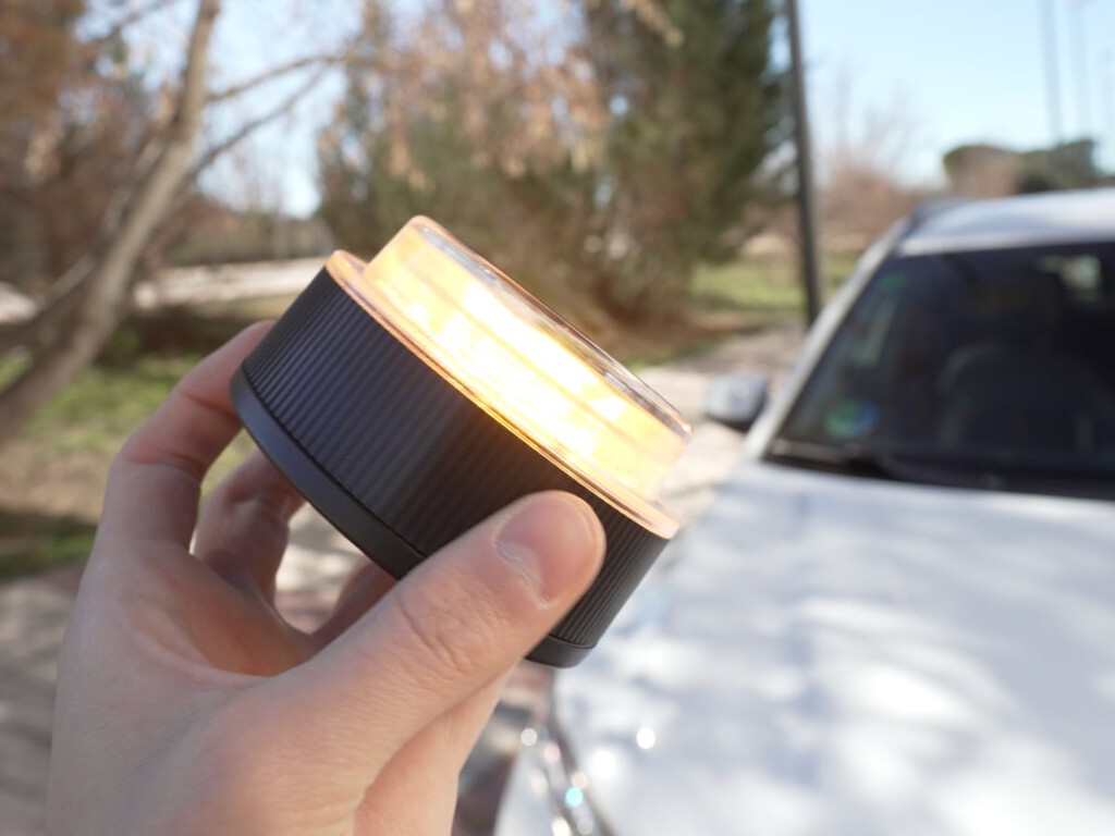 Esto no es Buscar mi iPhone: la baliza V16 no te espía. Su geolocalización es un simple aviso de obstáculo, no un historial de tus movimientos 