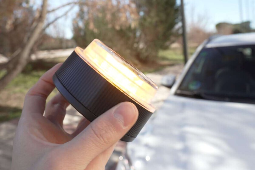 Esto no es "Buscar mi iPhone": la baliza V16 no te espía. Su geolocalización es un simple aviso de obstáculo, no un historial de tus movimientos