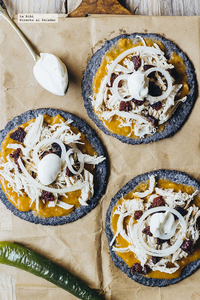 Tostadas de tortilla azul con pollo y chorizo. Receta