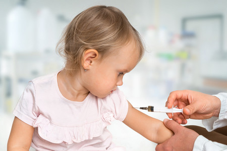 Los pediatras recuerdan la importancia de mantener las vacunas de los niños, tras una caída en las tasas de cobertura vacunal