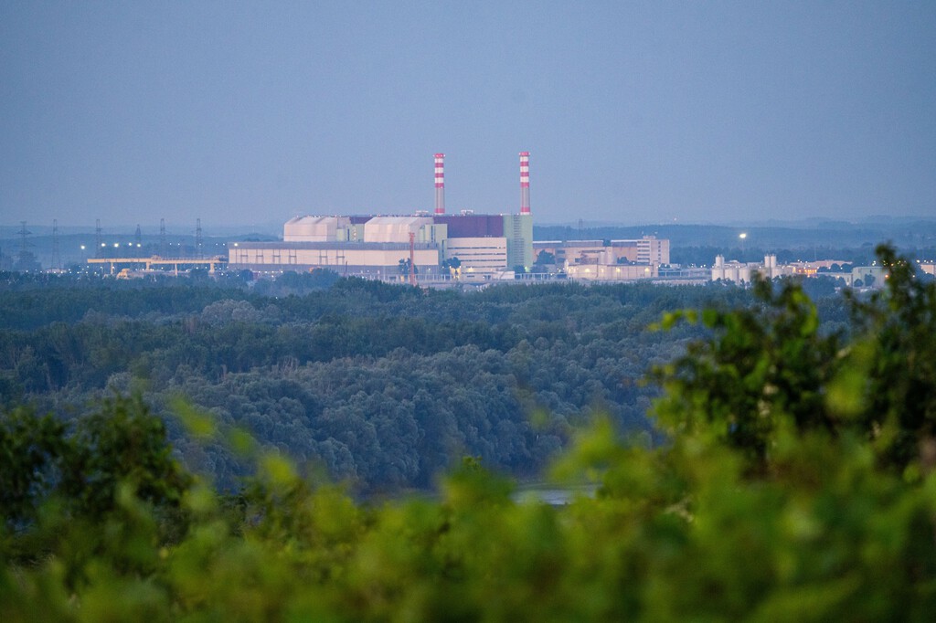 Hace tanto calor y el Danubio lleva tan poca agua que Hungría ha decidido algo inédito: parar sus centrales nucleares