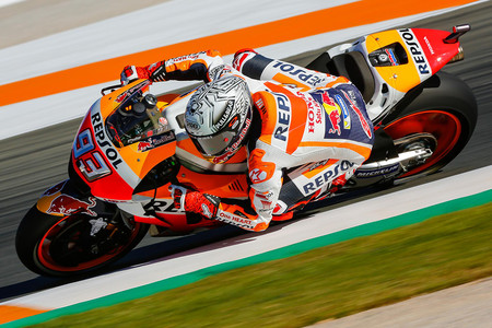 Marc Márquez se lleva la pole en Cheste destrozando a sus rivales… y a su Honda