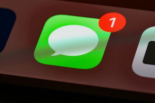 Foto detalle de un globo de notificación en la app Mensajes de iOS
