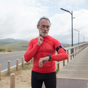 Salir a caminar está muy bien a partir de los 50, pero los expertos dicen que también deberías practicar este ejercicio 