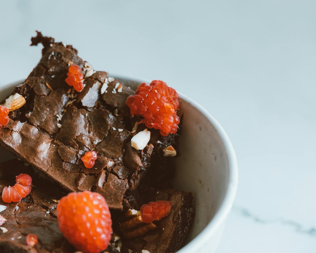Pastel de manzana y chocolate exprés: sano, rico y listo en 10 minutos 