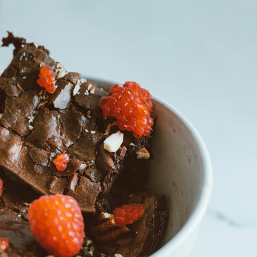 Si la pregunta es cómo hacer un brownie más saludable (y en solo 10 minutos), la respuesta es usando manzana