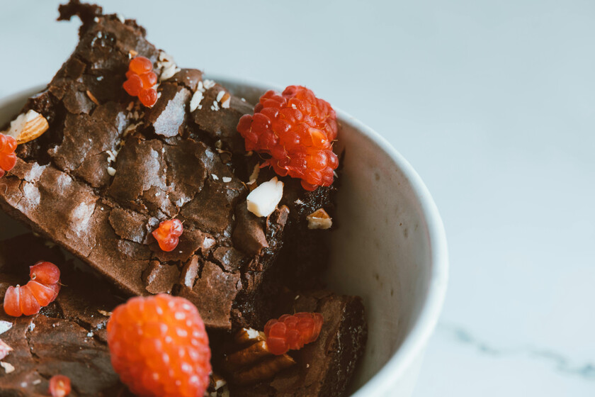 Pastel de manzana y chocolate exprés: sano, rico y listo en 10 minutos