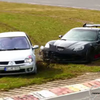 Video: Un Renault Clio juega a 'Las Atrapadas' con un Corvette en Nürburgring