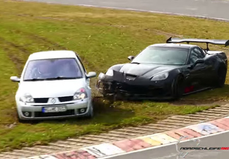 Video: Un Renault Clio juega a 'Las Atrapadas' con un Corvette en Nürburgring