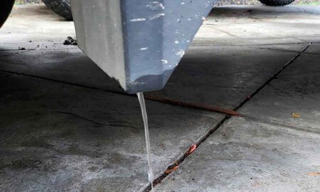 A la Tesla Cybertruck le crece césped dentro