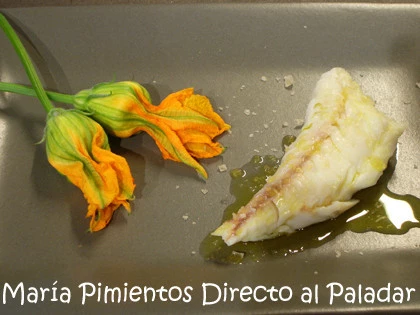 Flores de calabacín rellenas de Afuega´l pitu, con rape al horno. Receta