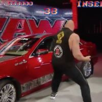 Brock Lesnar destruye Cadillac CTS nuevo al estilo de Street Fighter II