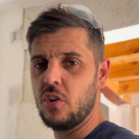 Santiago, fontanero: "Me pagaron 1.588 euros en un día por todas las tuberías viejas de una reforma. Merece la pena"