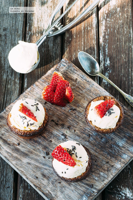 Cazuelitas de muffins de chocolate con helado de vainilla. Receta