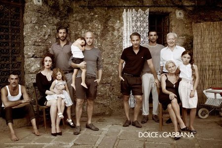 Preview de la campaña de Dolce & Gabbana Primavera 2012: vuelve la familia tradicional italiana