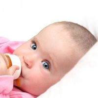 Los niños menores de un año no deberían beber zumos, recomiendan los pediatras