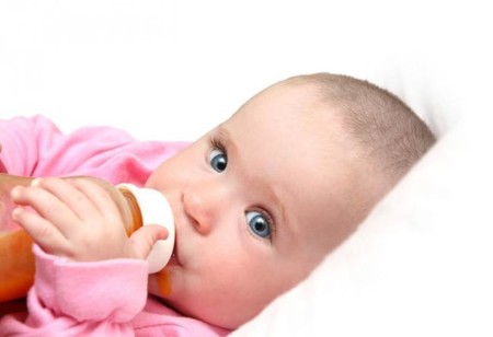 Los niños menores de un año no deberían beber zumos, recomiendan los pediatras