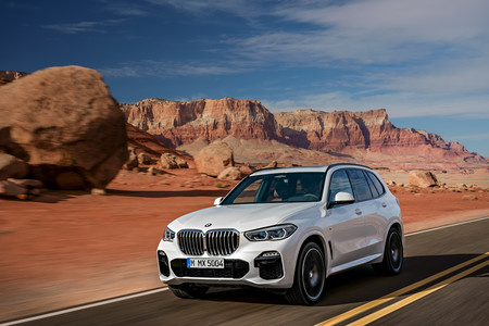 BMW X5 2019 delantera en carretera