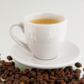 Cae de precio la cafetera De'Longhi con doble depósito de grano y sistema de limpieza automática 
