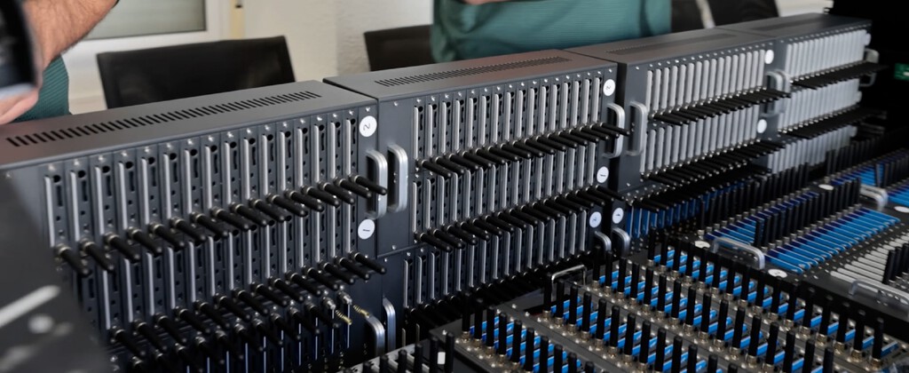 Una sola persona en Barcelona y 2,5 millones de SMS al día: las "granjas de móviles" que operan en España para estafarte